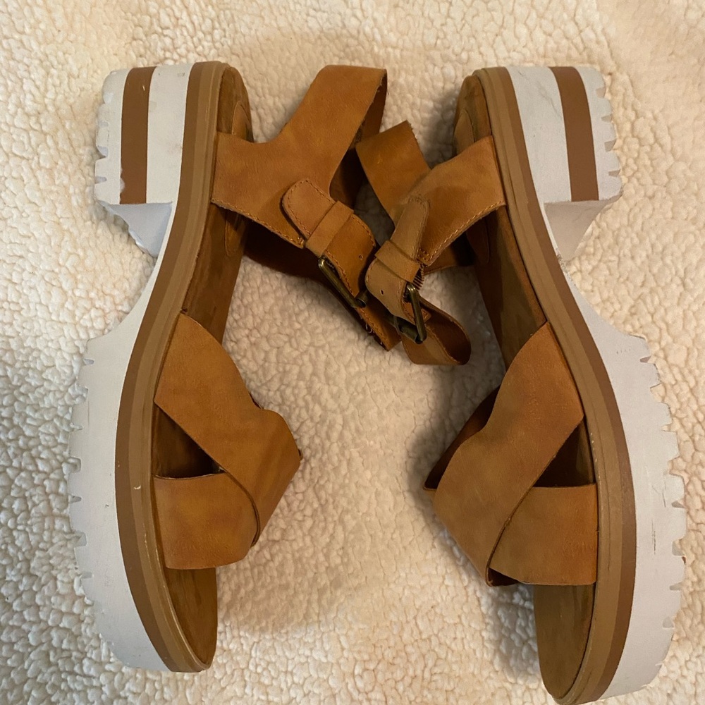 Women's Tan Sandals .  Size10  Comfort brand sandals,   In good condition. - Picture 3 of 7